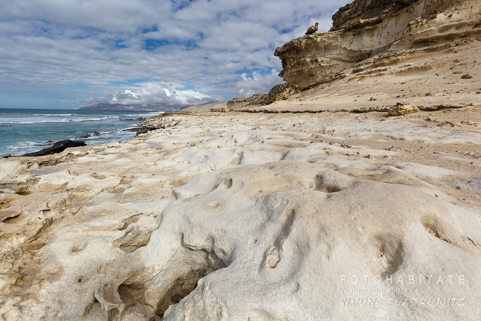 wellenförmiger kalkhalttiger weißer Sandboden an Küste
