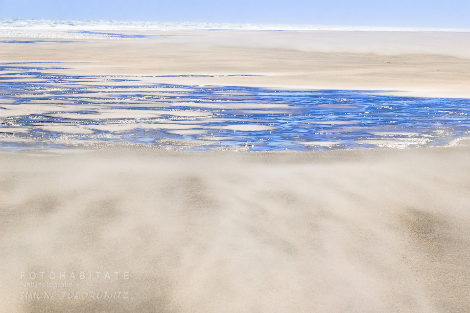 blauer Priel im Sand